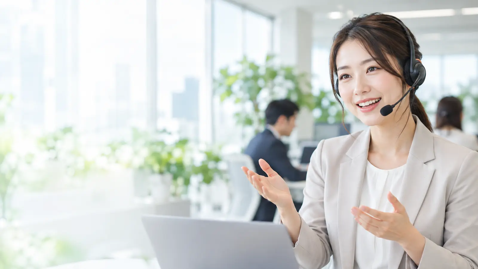 海外営業の相談に対応する日本人スタッフ